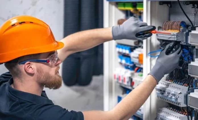 Zarobki elektryka na kopalni: Ile naprawdę dostaniesz? 5500-15000 zł