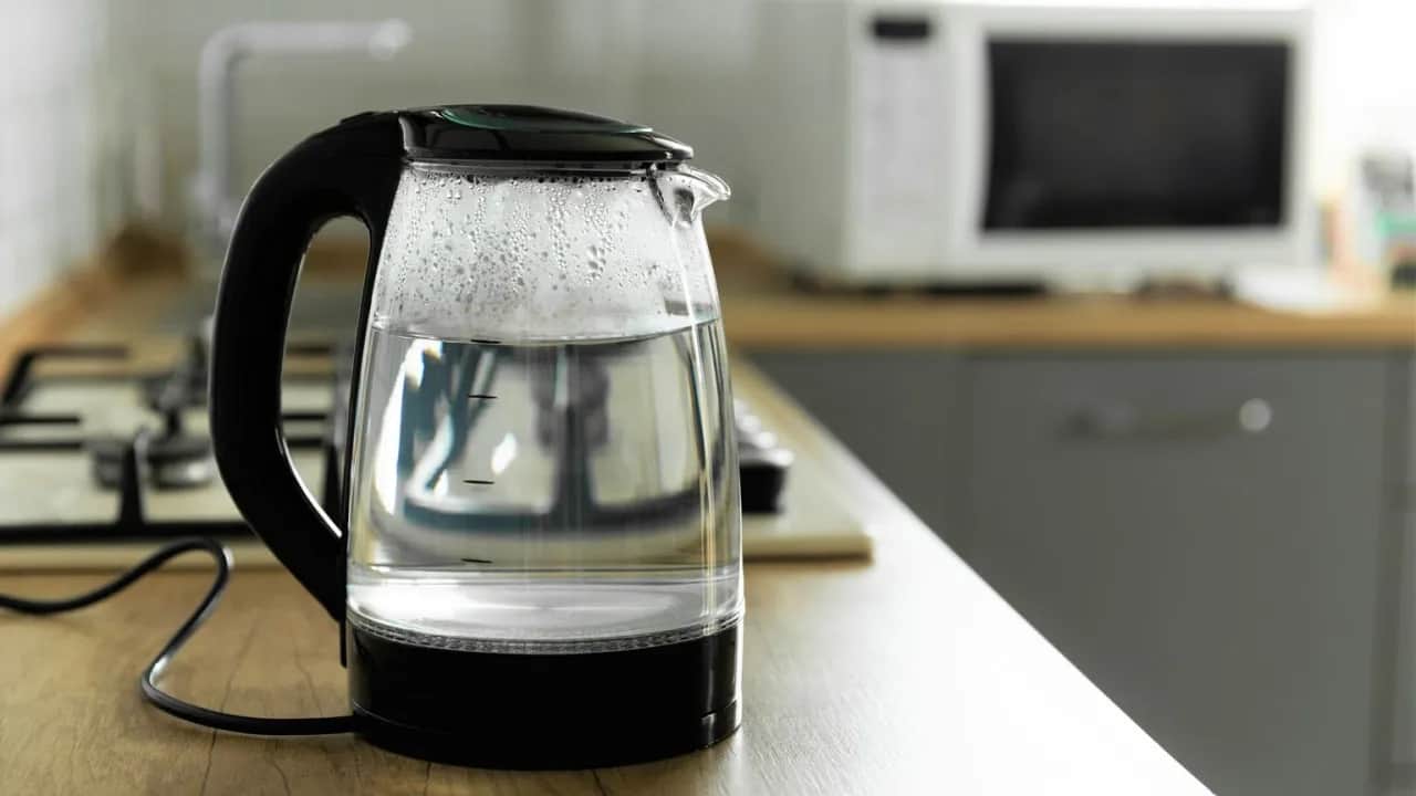 Czajnik elektryczny: Ile kosztuje gotowanie wody? Obniż rachunki!