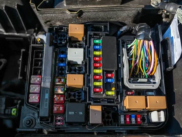 Spalony bezpiecznik? Zobacz, jak go rozpoznać i co robić!