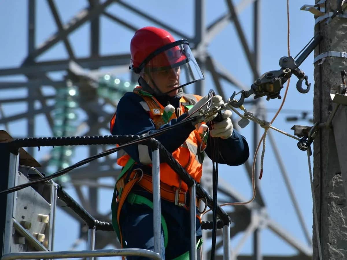 Elektryk po zawodówce: Ile zarobisz na start i jak zwiększyć pensję?