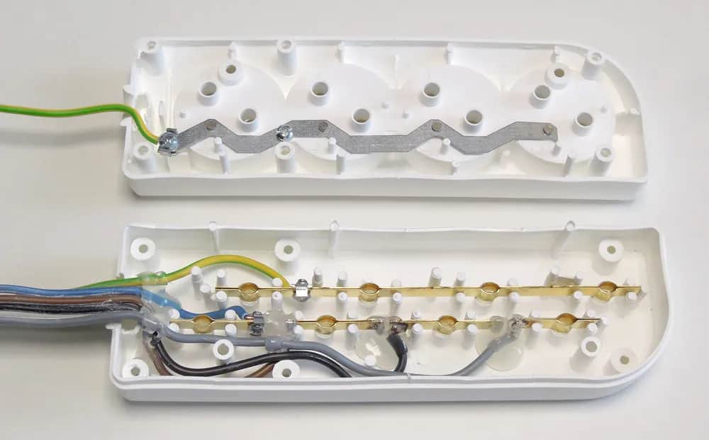 Podłączenie bezpiecznika: Dlaczego "od góry" to jedyna opcja?