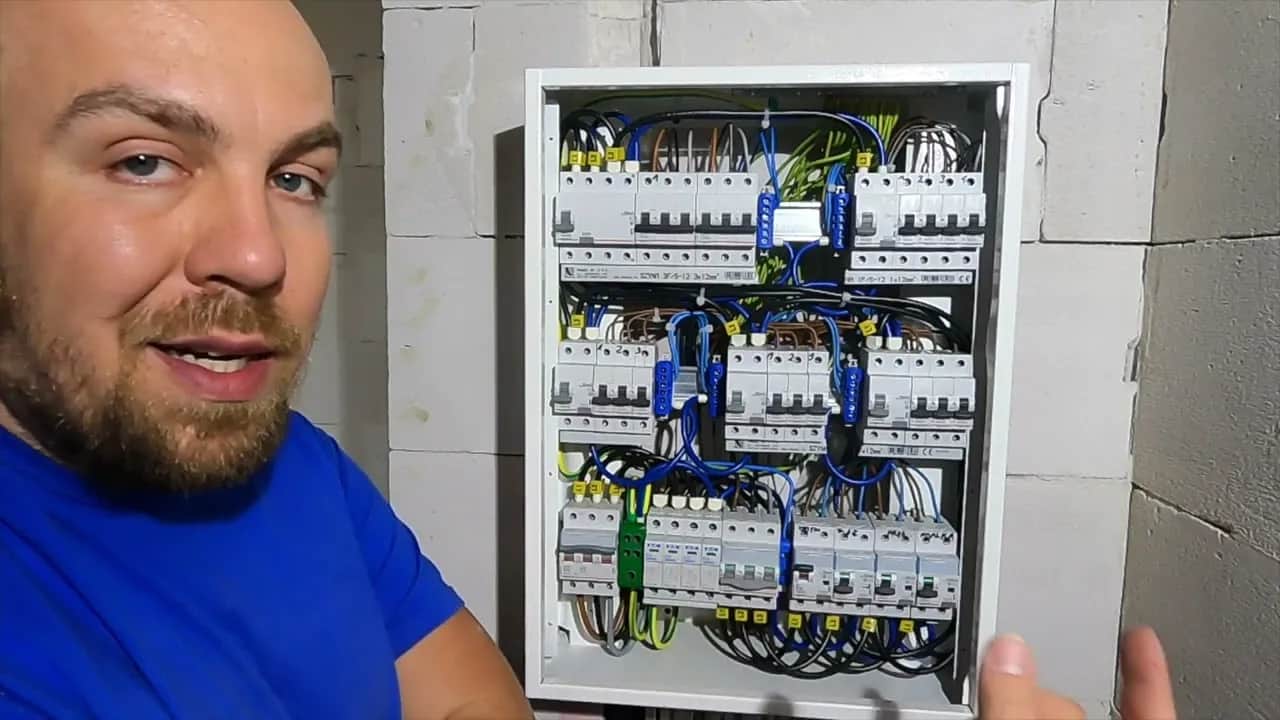 Jak bezpiecznie zamontować rozdzielnicę? Poradnik elektryka SEP