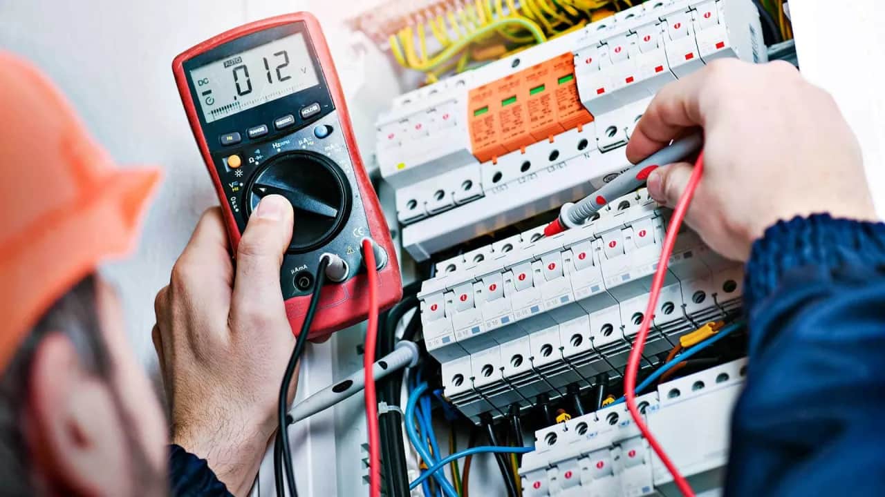 Jak zostać elektrykiem bez szkoły? Krok po kroku do uprawnień SEP