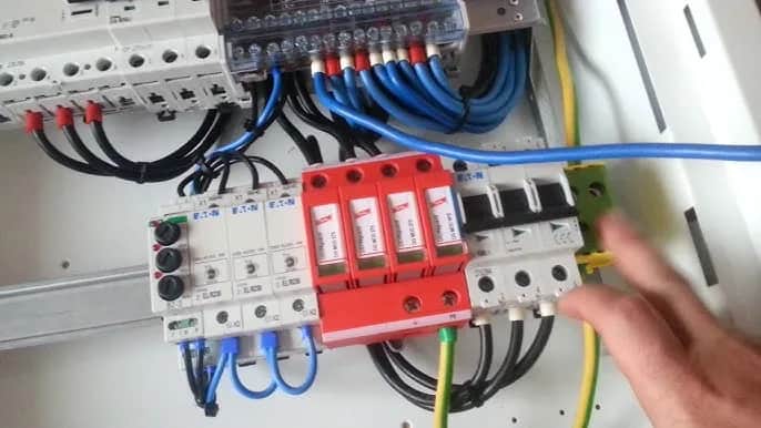 Jak zbudować rozdzielnicę elektryczną? Poradnik: Bezpiecznie, zgodnie z normami