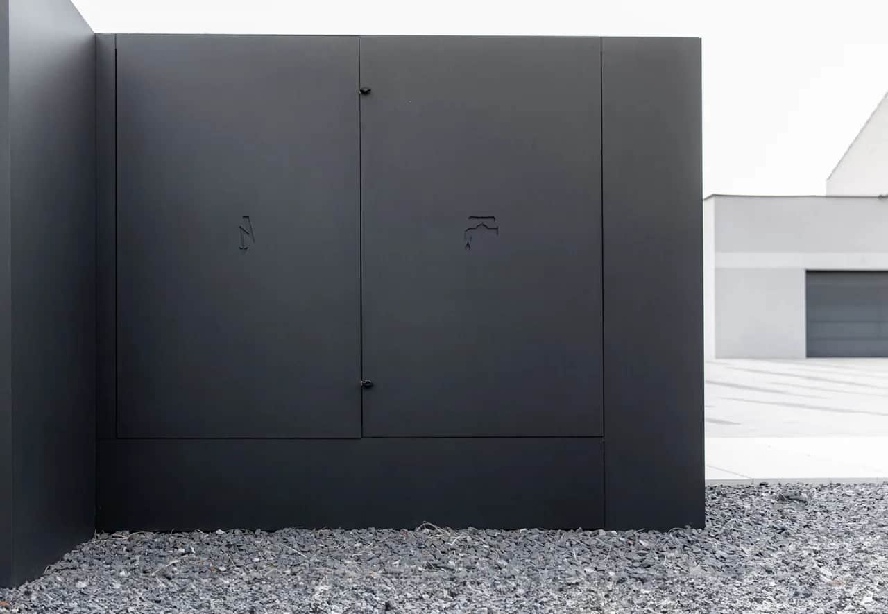 Estetyczne ukrycie skrzynki elektrycznej w ogrodzeniu: Jak to zrobić?