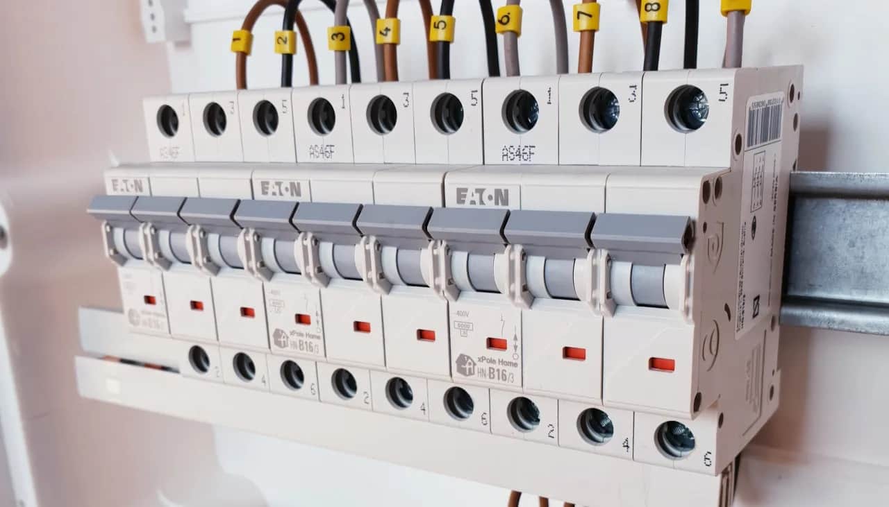 Dobór bezpieczników do rozdzielni: Poradnik eksperta Borysa Sadowskiego