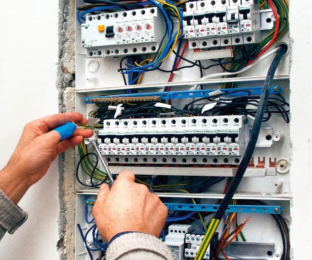 Jaka skrzynka elektryczna do domu? Wybierz bezpiecznie i z głową!