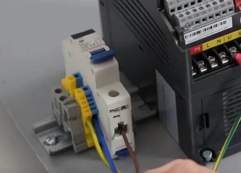 Falownik do silnika jednofazowego: Podłącz i zyskaj kontrolę (Poradnik)