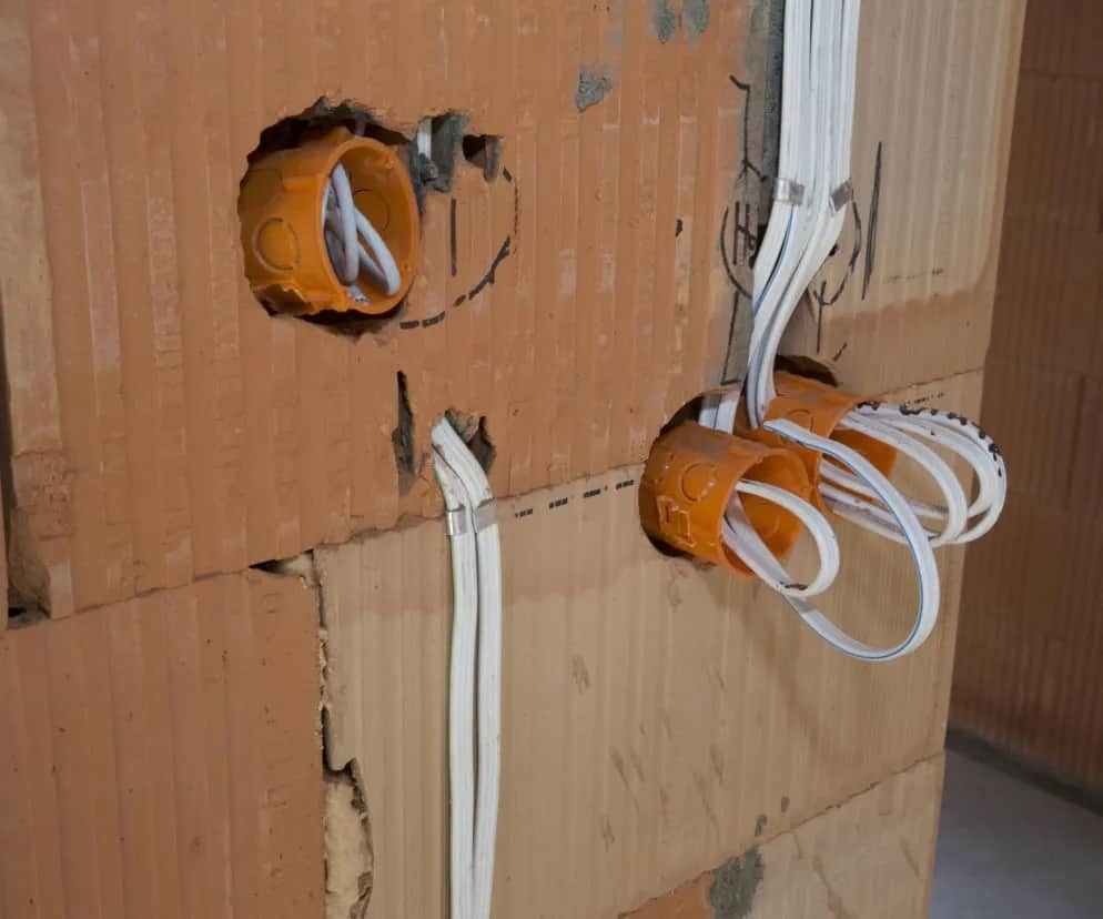 Ile kosztuje wymiana elektryki w mieszkaniu? Ceny 2026 i porady eksperta