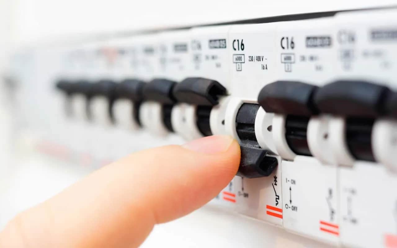 Bezpiecznik 6A: 1380W mocy? Jak bezpiecznie obciążyć obwód?